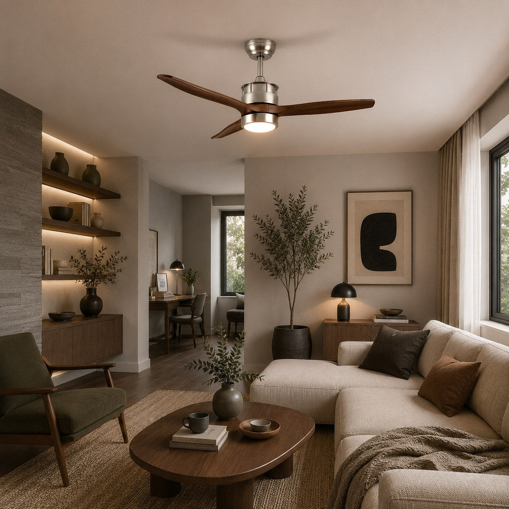 Moderní stropní ventilátor se světly, přisazený, s železným tělem, sklem, dřevěnými lopatkami, LED osvětlením a nastavitelnou rychlostí | ribuella