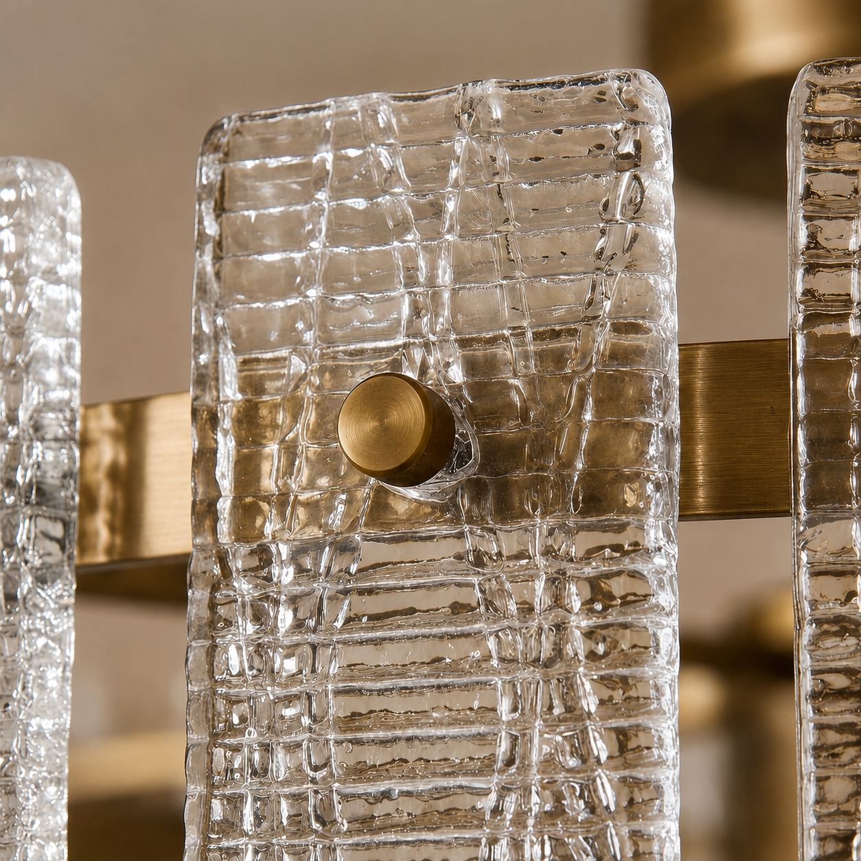 Plafonnier moderne à montage affleurant, verre texturé, cadre en cuivre, éclairage d’ambiance chaleureux | ribuella