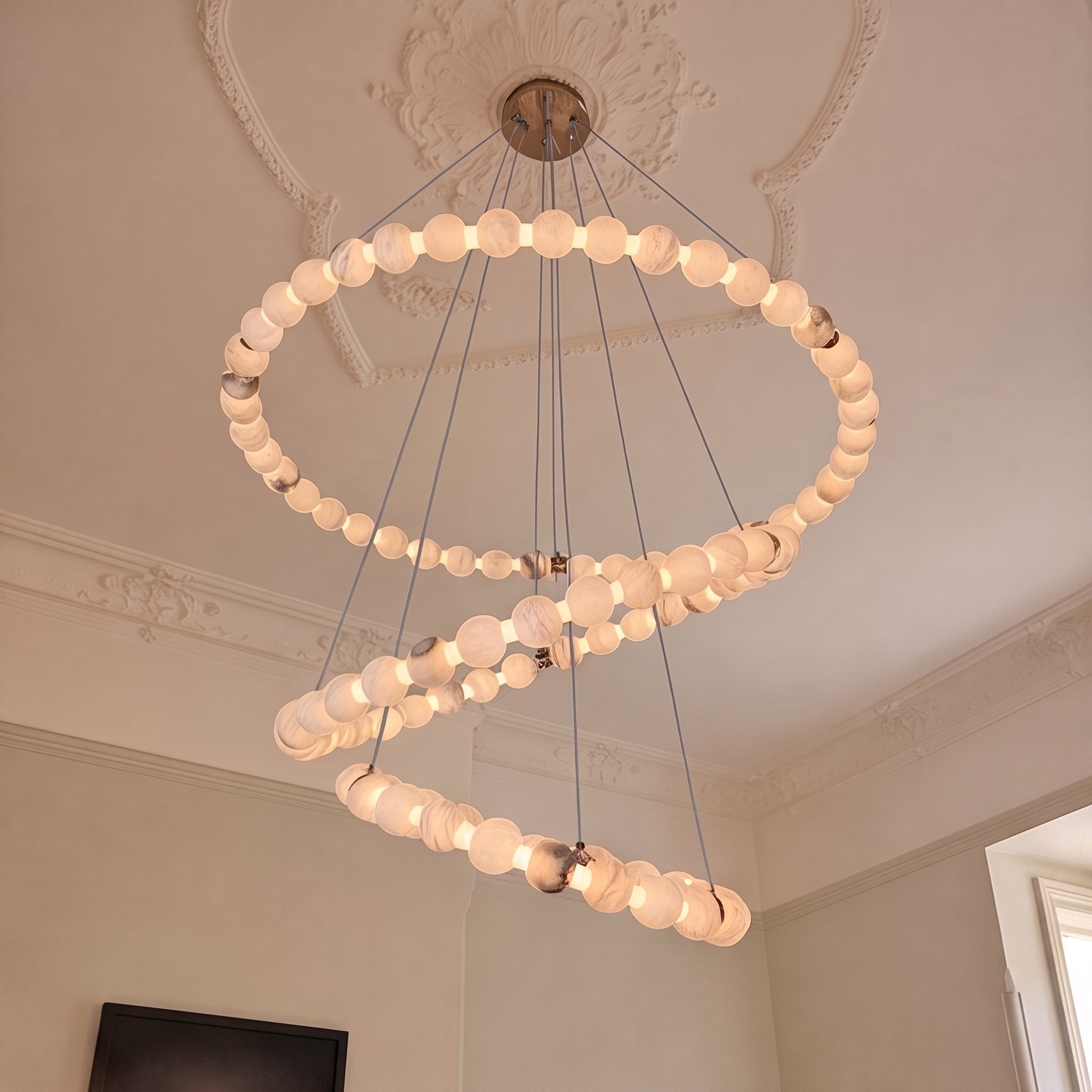 Moderní designový závěsný lustr s mramorovými svítidly, stmívatelnými nastavitelnými LED světly pro luxusní interiéry | ribuella