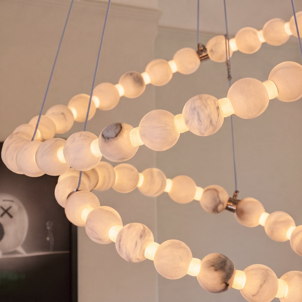 Moderní designový závěsný lustr s mramorovými svítidly, stmívatelnými nastavitelnými LED světly pro luxusní interiéry | ribuella