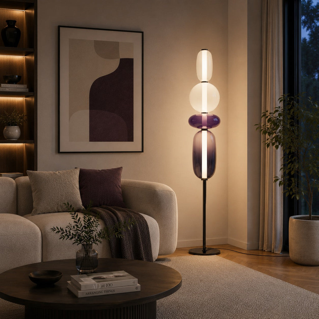 Moderní stojací lampa s nastavitelnou výškou, skleněným LED osvětlením a designem vrstvených oblázků | ribuella