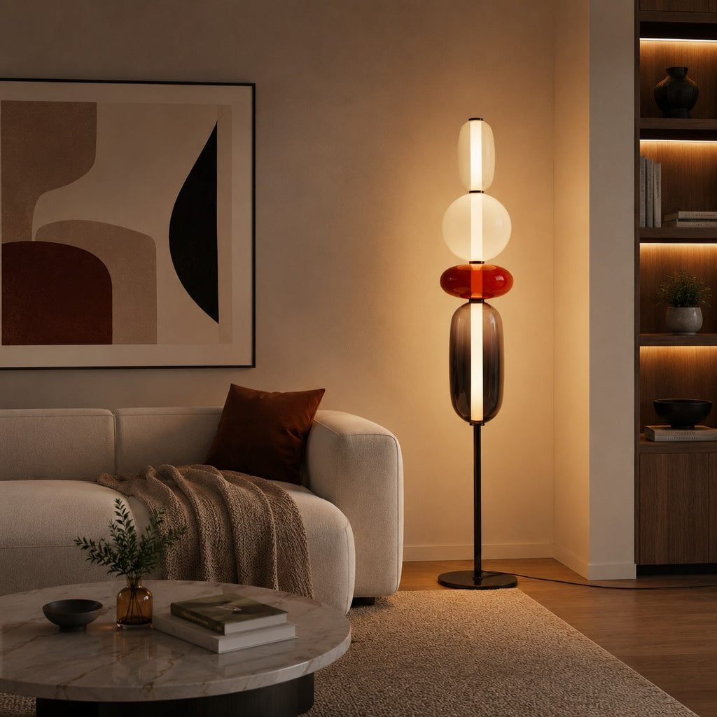 Moderní stojací lampa s nastavitelnou výškou, skleněným LED osvětlením a designem vrstvených oblázků | ribuella