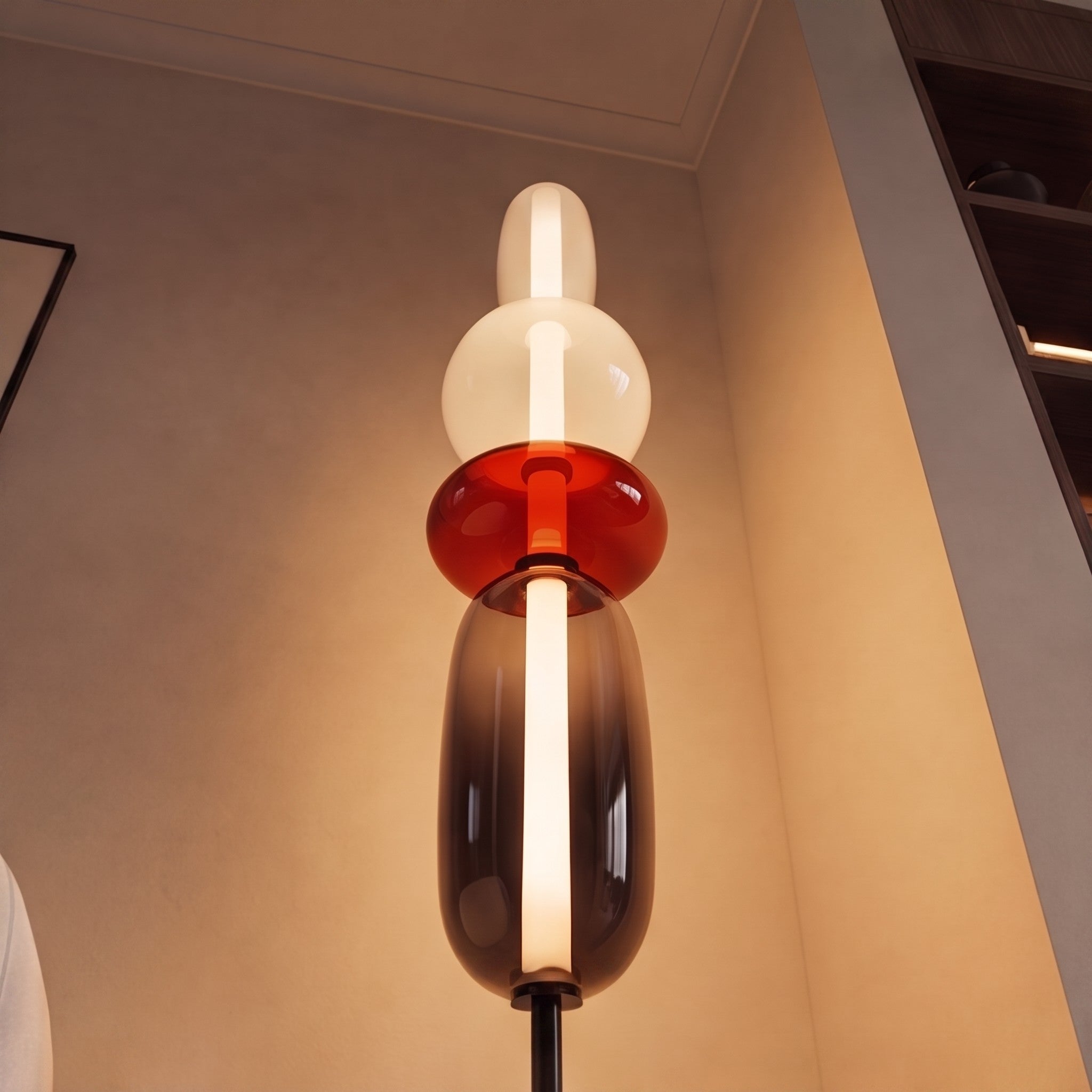 Moderní stojací lampa s nastavitelnou výškou, skleněným LED osvětlením a designem vrstvených oblázků | ribuella