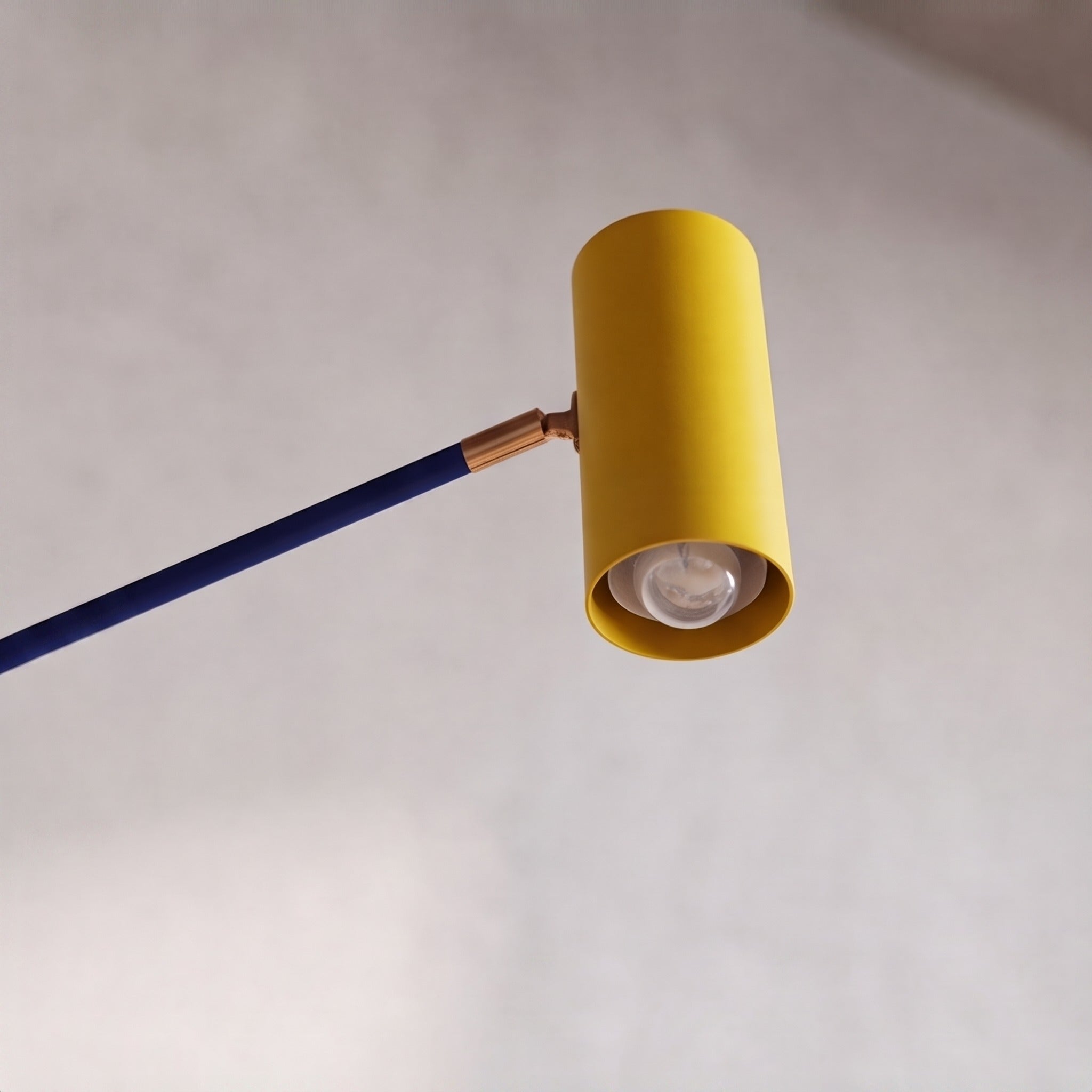 Moderne Stehleuchte mit verstellbarer Höhe, Eisengestell, Aluminiumschirm und warmweißer LED-Beleuchtung | ribuella