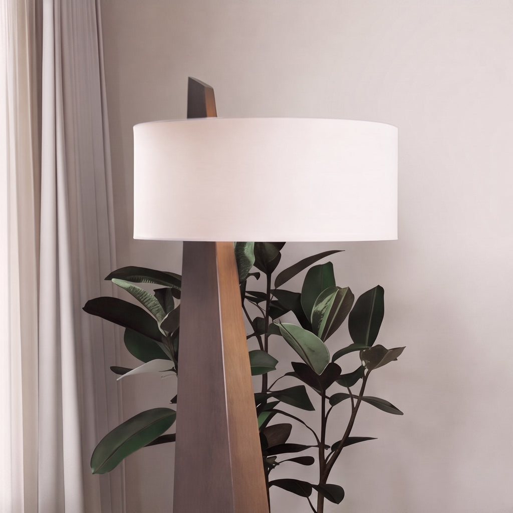 Moderní stojací lampa s nastavitelnou výškou, železnou konstrukcí, látkovým stínidlem a asymetrickým designem do obývacího pokoje | ribuella