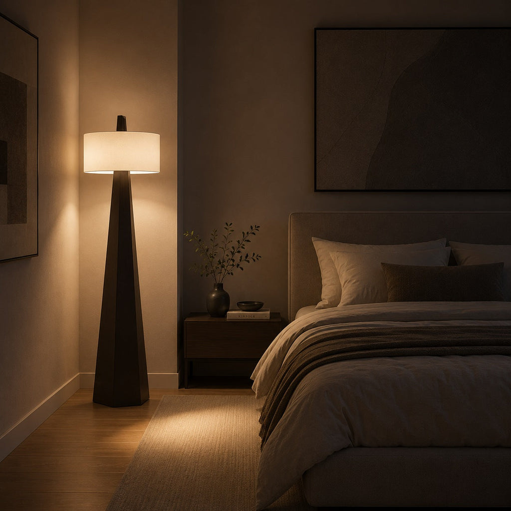 Moderní stojací lampa s nastavitelnou výškou, železnou konstrukcí, látkovým stínidlem a asymetrickým designem do obývacího pokoje | ribuella