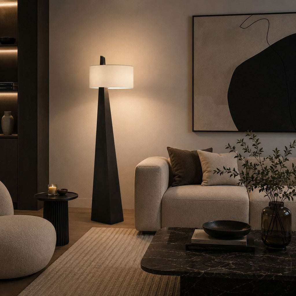 Moderní stojací lampa s nastavitelnou výškou, železnou konstrukcí, látkovým stínidlem a asymetrickým designem do obývacího pokoje | ribuella