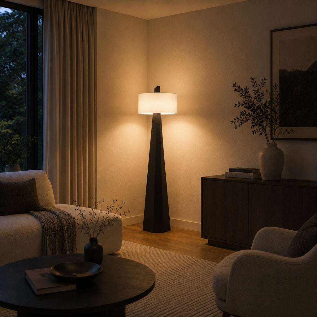 Moderní stojací lampa s nastavitelnou výškou, železnou konstrukcí, látkovým stínidlem a asymetrickým designem do obývacího pokoje | ribuella