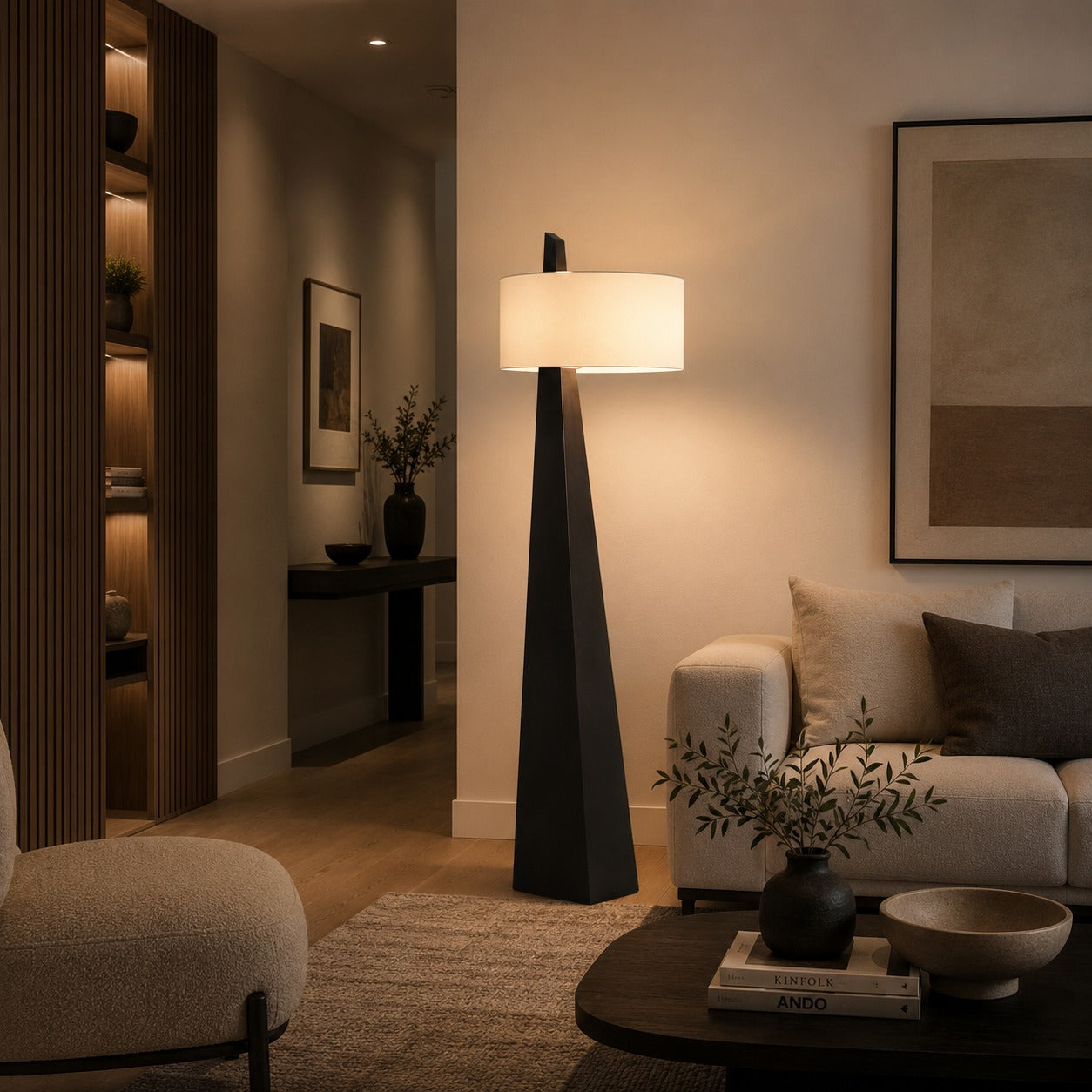 Moderní stojací lampa s nastavitelnou výškou, železnou konstrukcí, látkovým stínidlem a asymetrickým designem do obývacího pokoje | ribuella