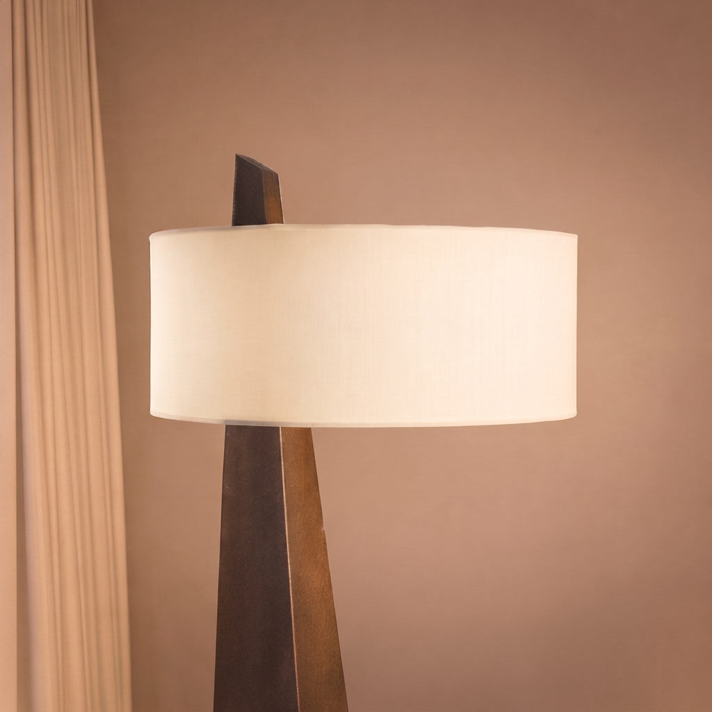 Moderní stojací lampa s nastavitelnou výškou, železnou konstrukcí, látkovým stínidlem a asymetrickým designem do obývacího pokoje | ribuella