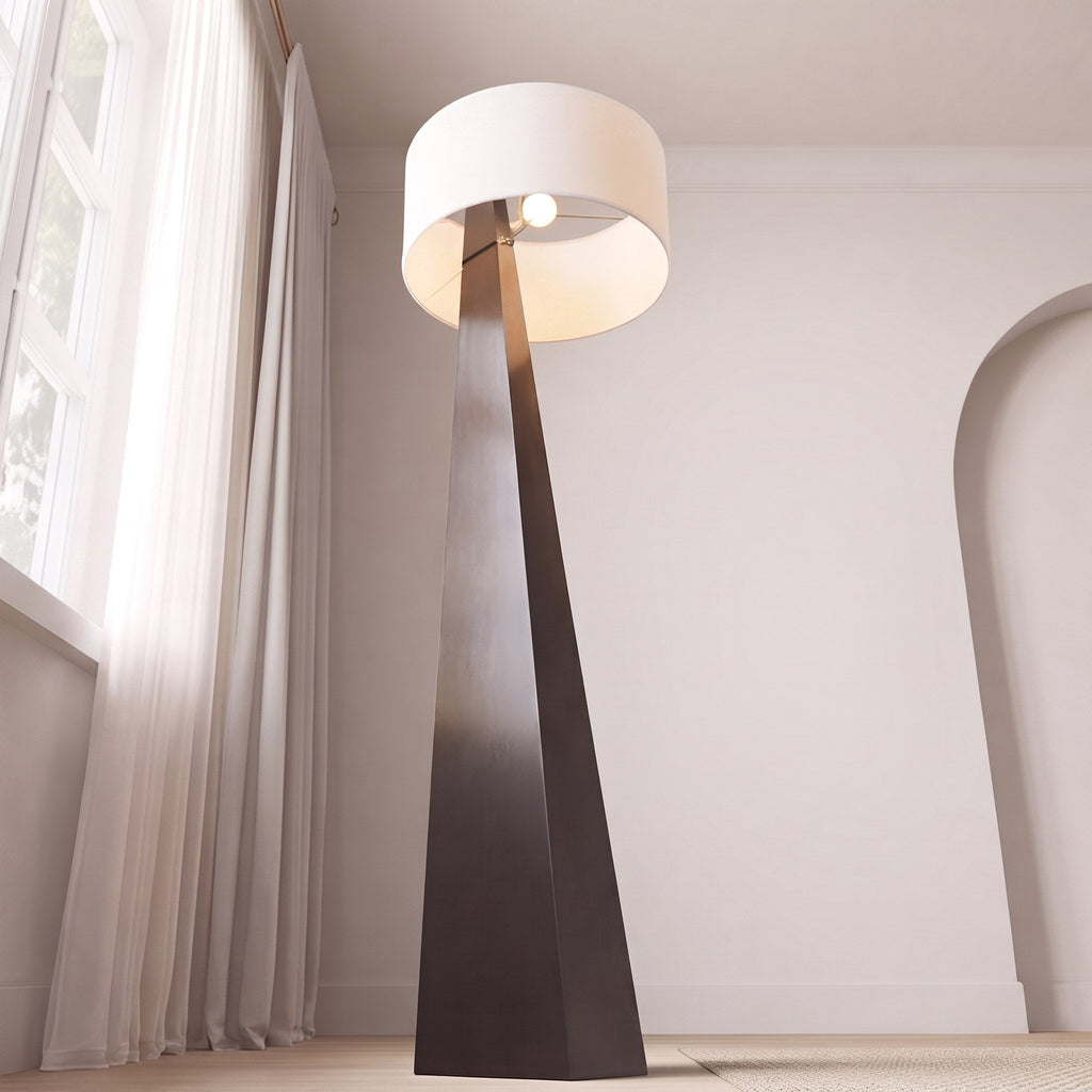 Moderní stojací lampa s nastavitelnou výškou, železnou konstrukcí, látkovým stínidlem a asymetrickým designem do obývacího pokoje | ribuella