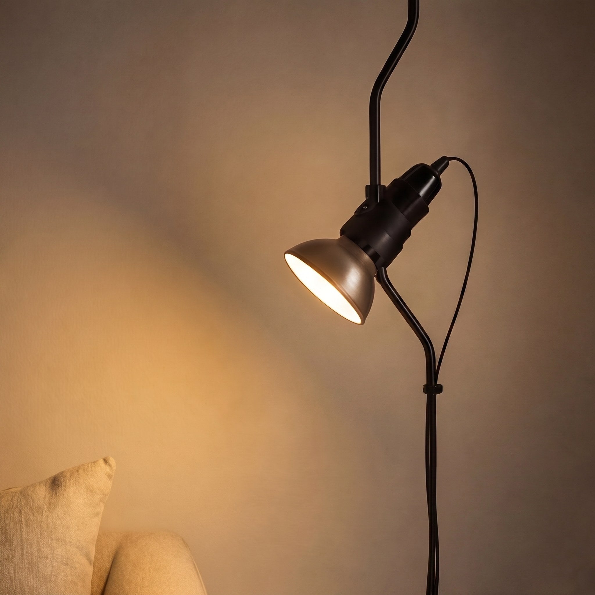 Moderní stojací lampa s nastavitelnou výškou, kovovým bodovým světlem pro vnitřní osvětlení | ribuella