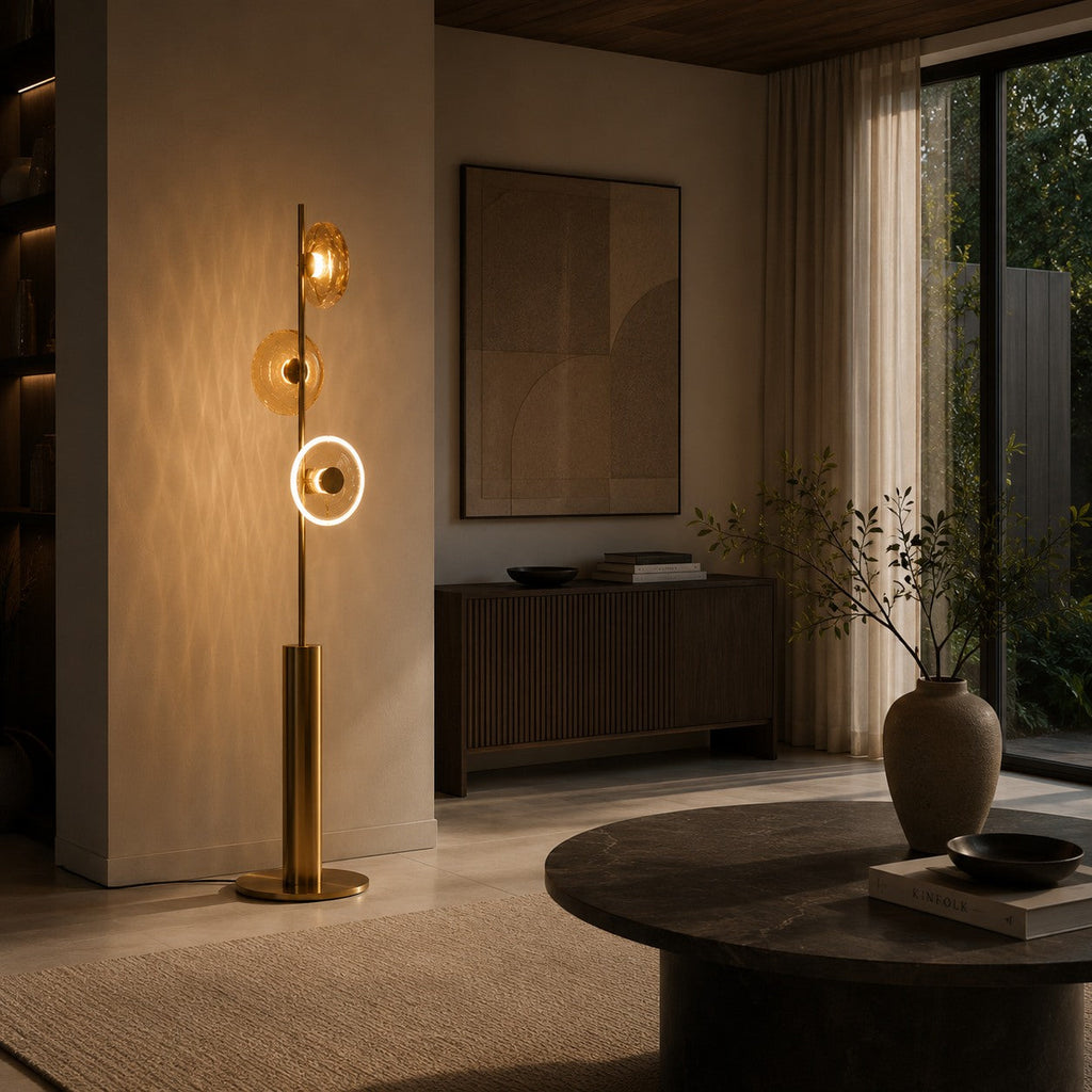 Moderní stojací lampa s nastavitelným osvětlením, stínidlem z popraskaného skla a kovovou základnou, pro vnitřní použití | ribuella