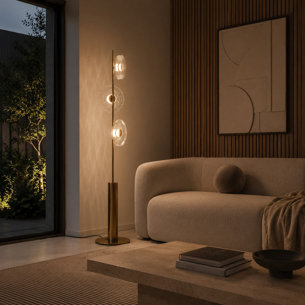 Moderní stojací lampa s nastavitelným osvětlením, stínidlem z popraskaného skla a kovovou základnou, pro vnitřní použití | ribuella
