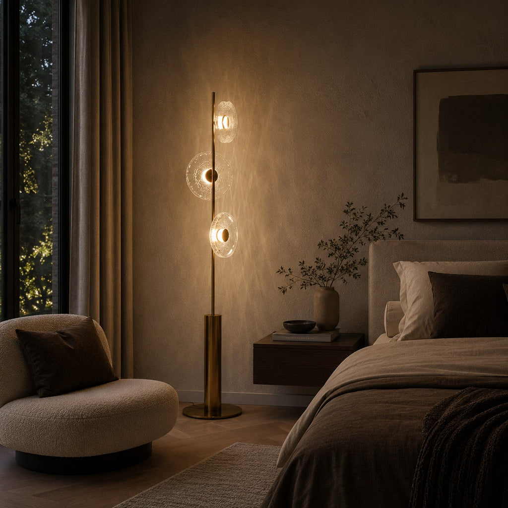 Moderní stojací lampa s nastavitelným osvětlením, stínidlem z popraskaného skla a kovovou základnou, pro vnitřní použití | ribuella