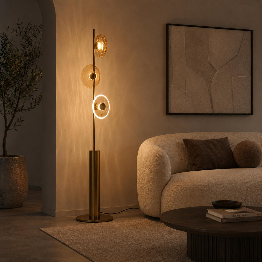 Moderní stojací lampa s nastavitelným osvětlením, stínidlem z popraskaného skla a kovovou základnou, pro vnitřní použití | ribuella