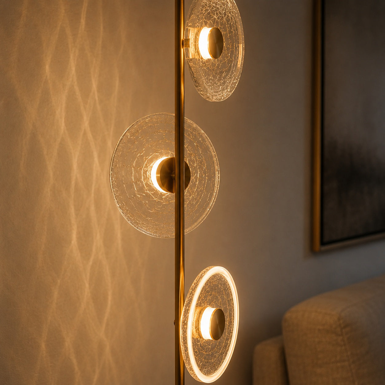 Moderní stojací lampa s nastavitelným osvětlením, stínidlem z popraskaného skla a kovovou základnou, pro vnitřní použití | ribuella