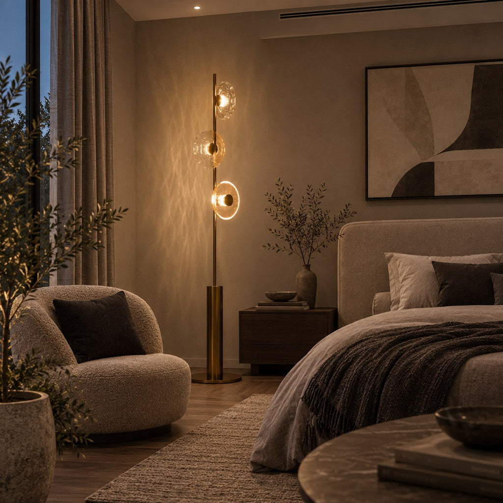 Moderní stojací lampa s nastavitelným osvětlením, stínidlem z popraskaného skla a kovovou základnou, pro vnitřní použití | ribuella