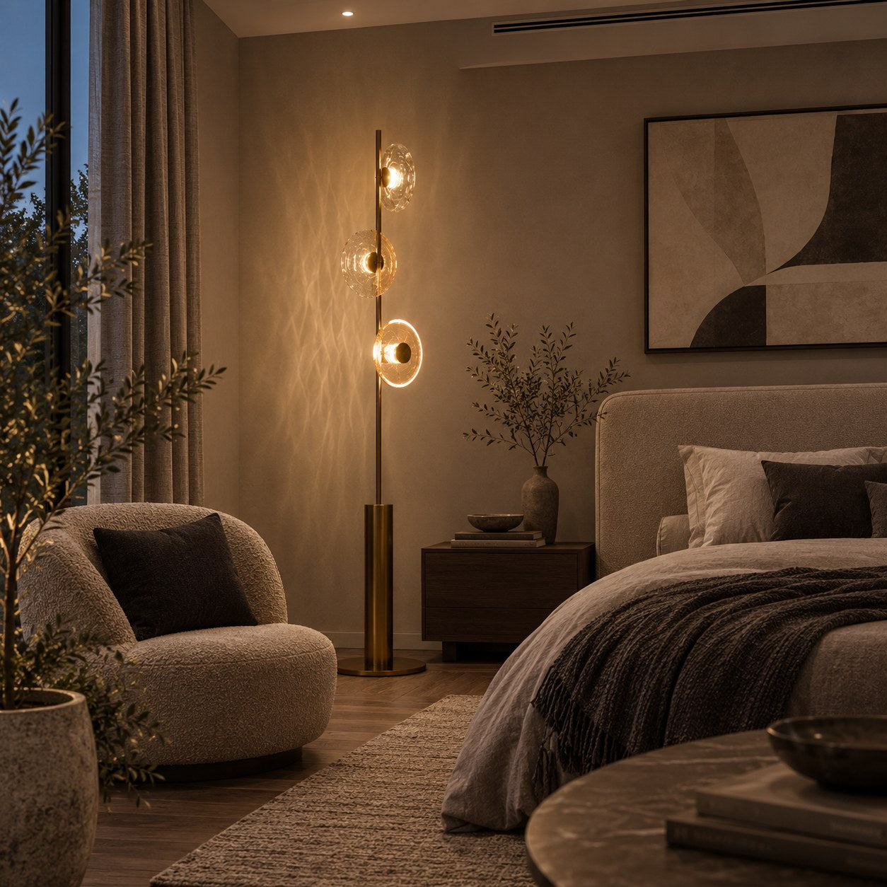 Moderní stojací lampa s nastavitelným osvětlením, stínidlem z popraskaného skla a kovovou základnou, pro vnitřní použití | ribuella
