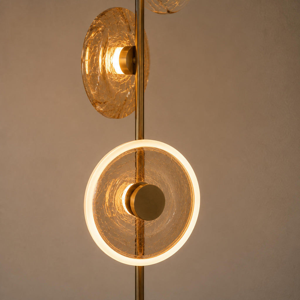 Moderní stojací lampa s nastavitelným osvětlením, stínidlem z popraskaného skla a kovovou základnou, pro vnitřní použití | ribuella
