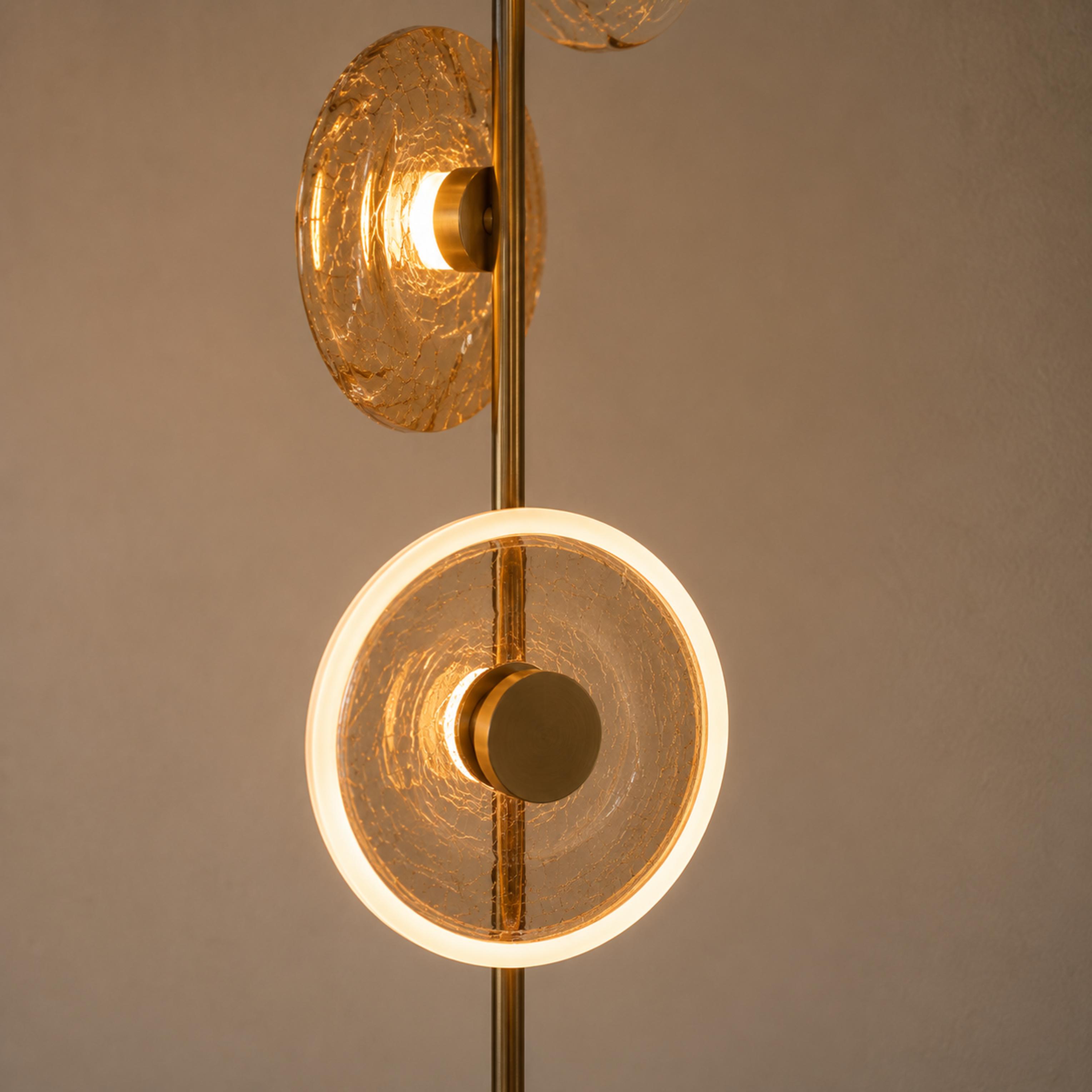Moderní stojací lampa s nastavitelným osvětlením, stínidlem z popraskaného skla a kovovou základnou, pro vnitřní použití | ribuella