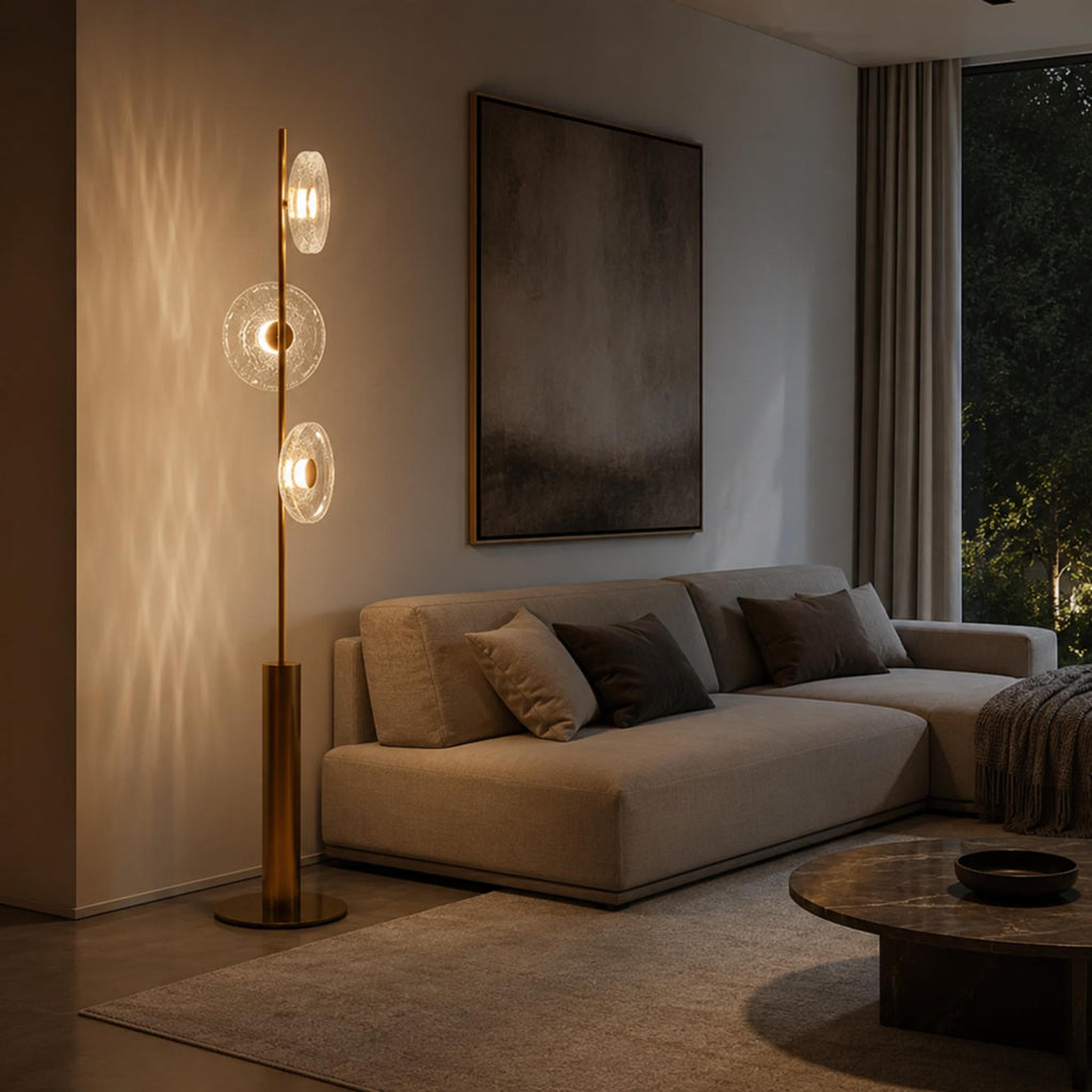 Moderní stojací lampa s nastavitelným osvětlením, stínidlem z popraskaného skla a kovovou základnou, pro vnitřní použití | ribuella