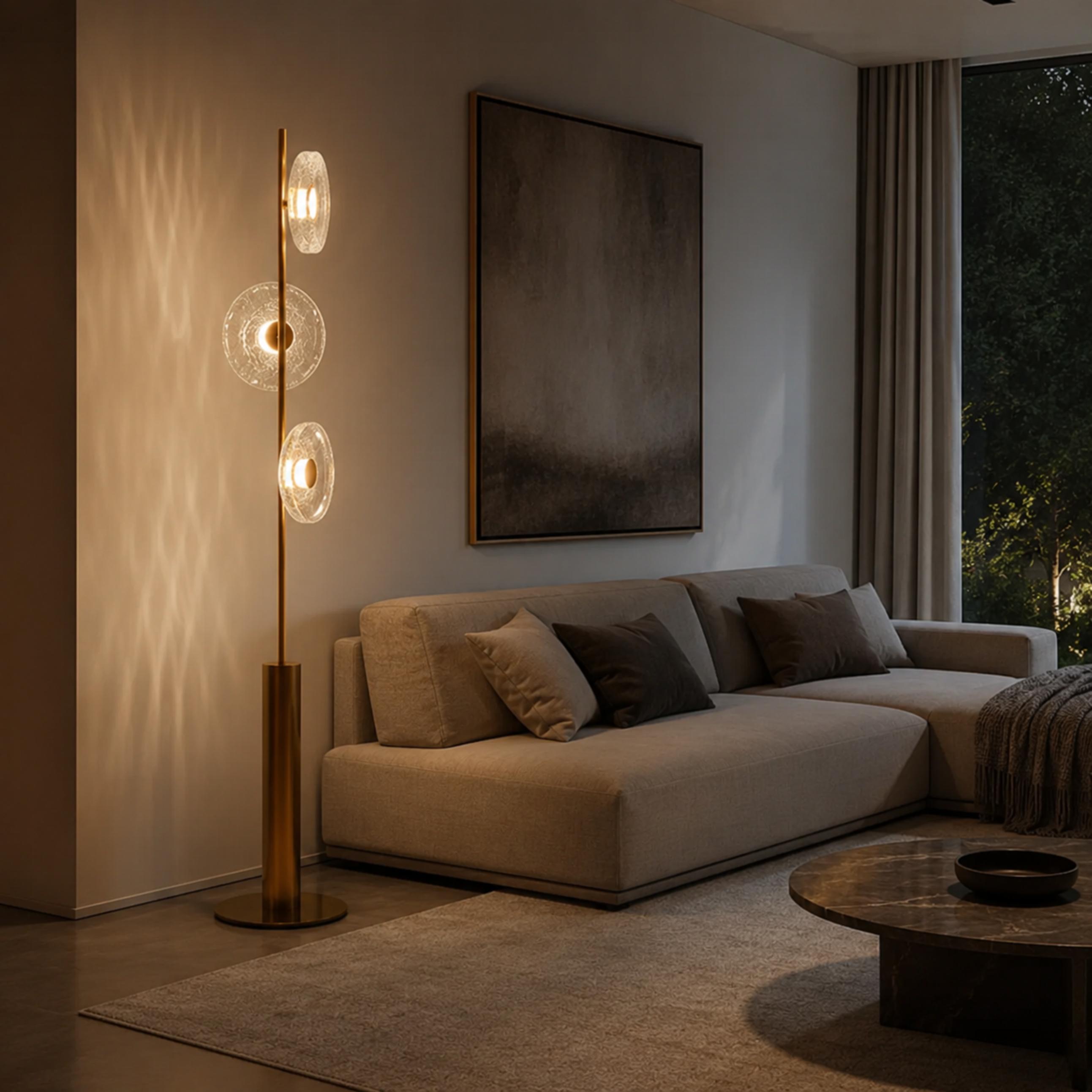 Moderní stojací lampa s nastavitelným osvětlením, stínidlem z popraskaného skla a kovovou základnou, pro vnitřní použití | ribuella