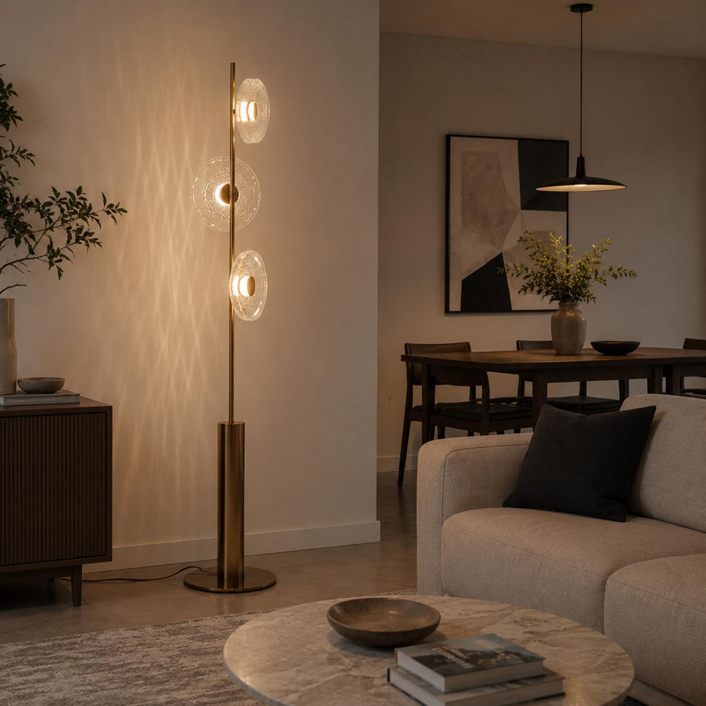 Moderní stojací lampa s nastavitelným osvětlením, stínidlem z popraskaného skla a kovovou základnou, pro vnitřní použití | ribuella