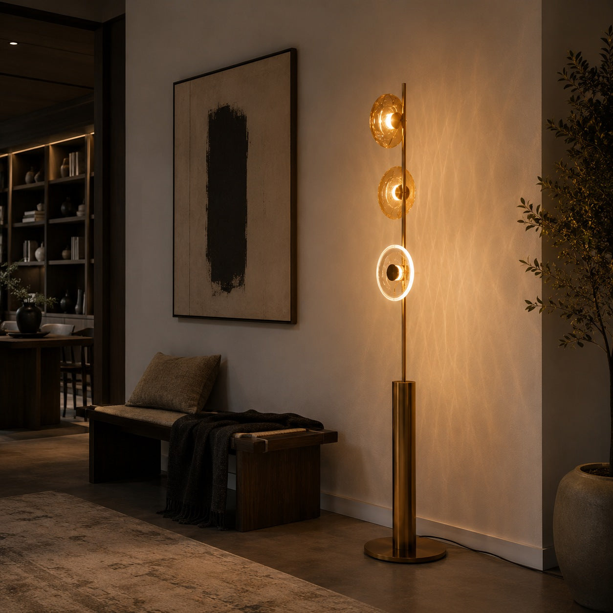Moderní stojací lampa s nastavitelným osvětlením, stínidlem z popraskaného skla a kovovou základnou, pro vnitřní použití | ribuella