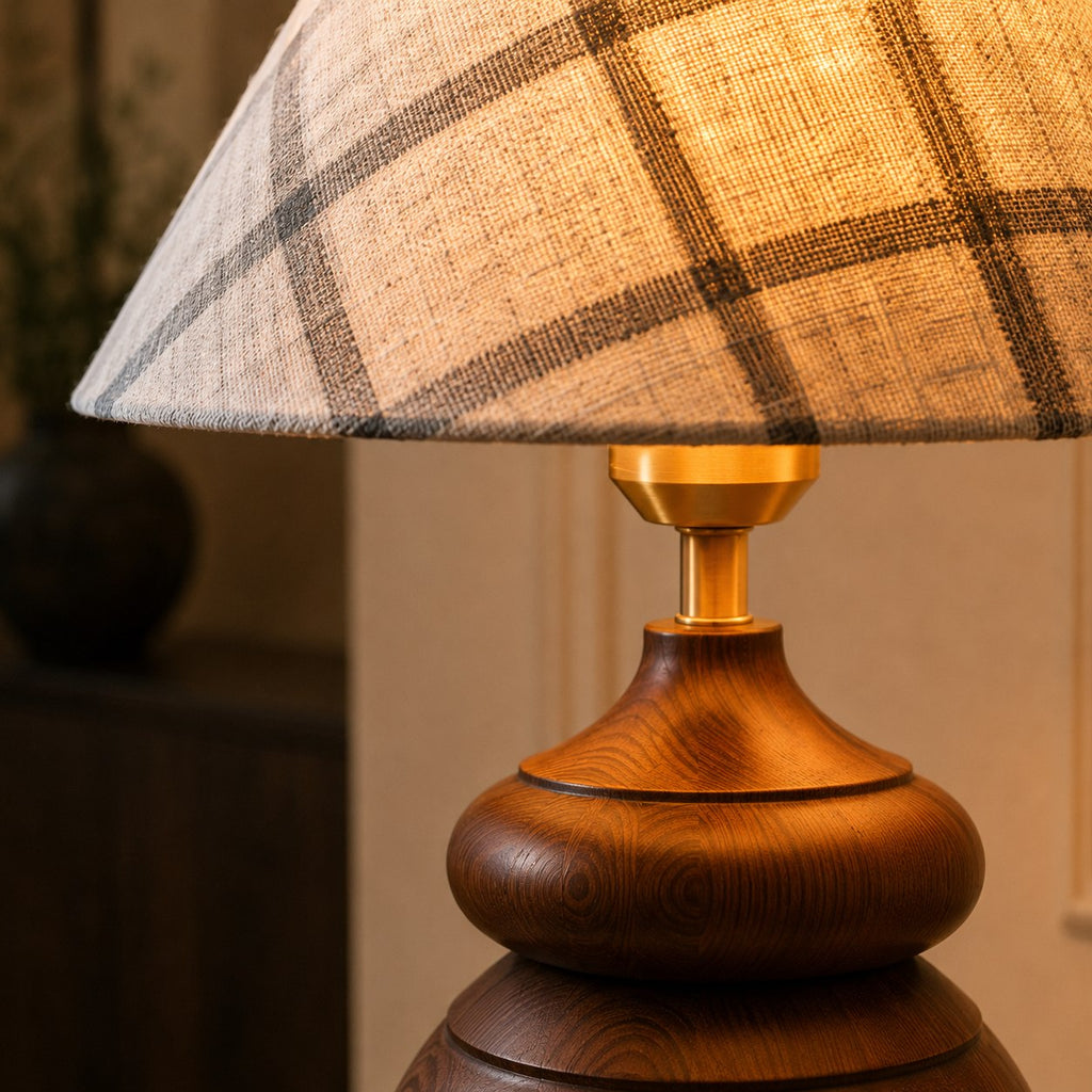 Moderne Tischlampe mit höhenverstellbarer Holzbasis und Stoffschirm für Schlafzimmer oder Schreibtisch | ribuella