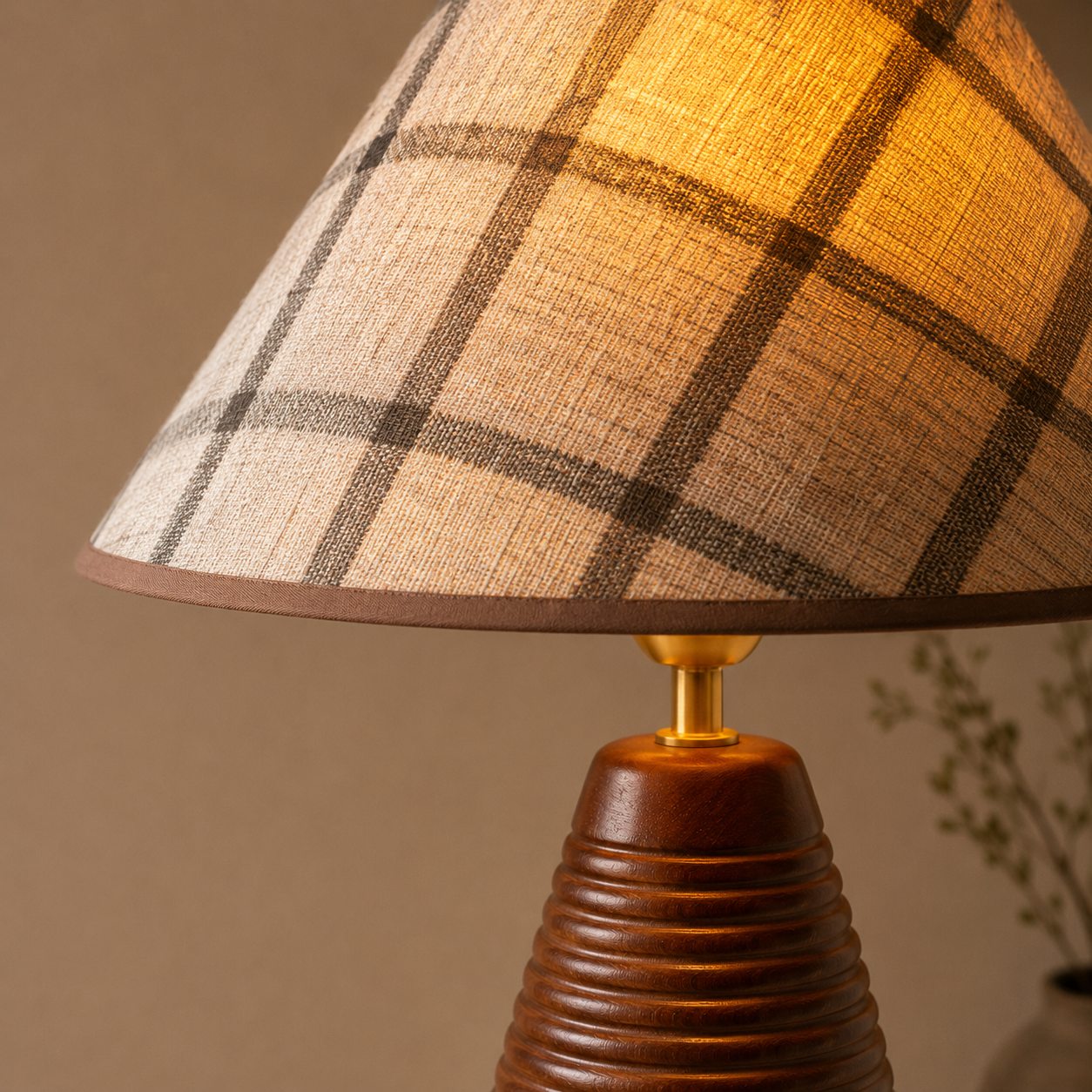 Moderne Tischlampe mit höhenverstellbarer Holzbasis und Stoffschirm für Schlafzimmer oder Schreibtisch | ribuella