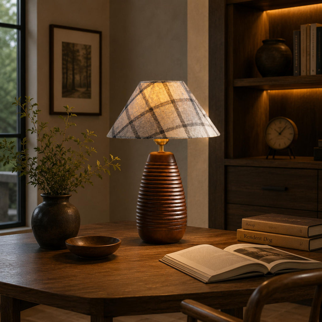 Moderne Tischlampe mit höhenverstellbarer Holzbasis und Stoffschirm für Schlafzimmer oder Schreibtisch | ribuella