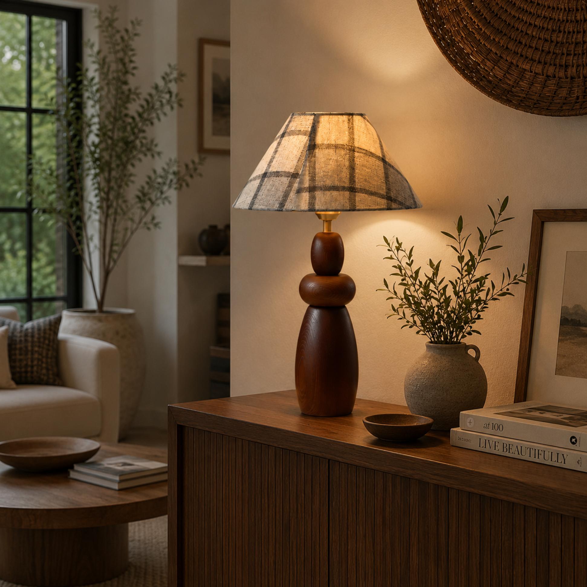 Moderne Tischlampe mit höhenverstellbarer Holzbasis und Stoffschirm für Schlafzimmer oder Schreibtisch | ribuella