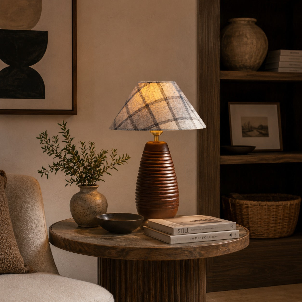 Moderne Tischlampe mit höhenverstellbarer Holzbasis und Stoffschirm für Schlafzimmer oder Schreibtisch | ribuella