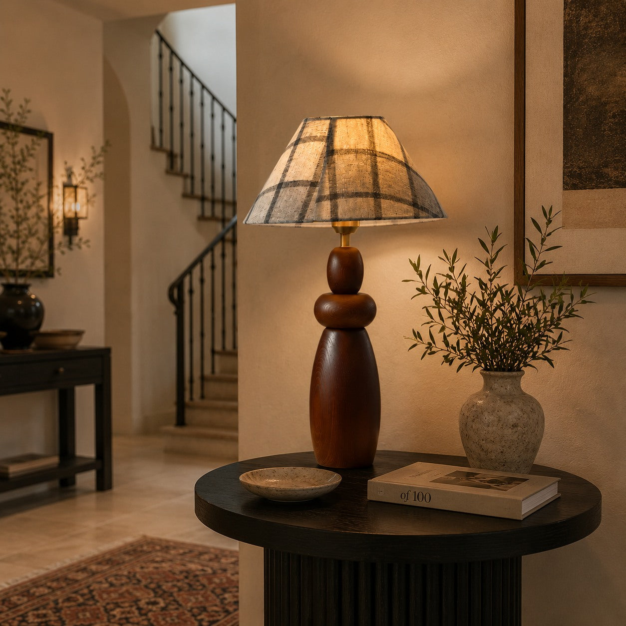 Moderne Tischlampe mit höhenverstellbarer Holzbasis und Stoffschirm für Schlafzimmer oder Schreibtisch | ribuella