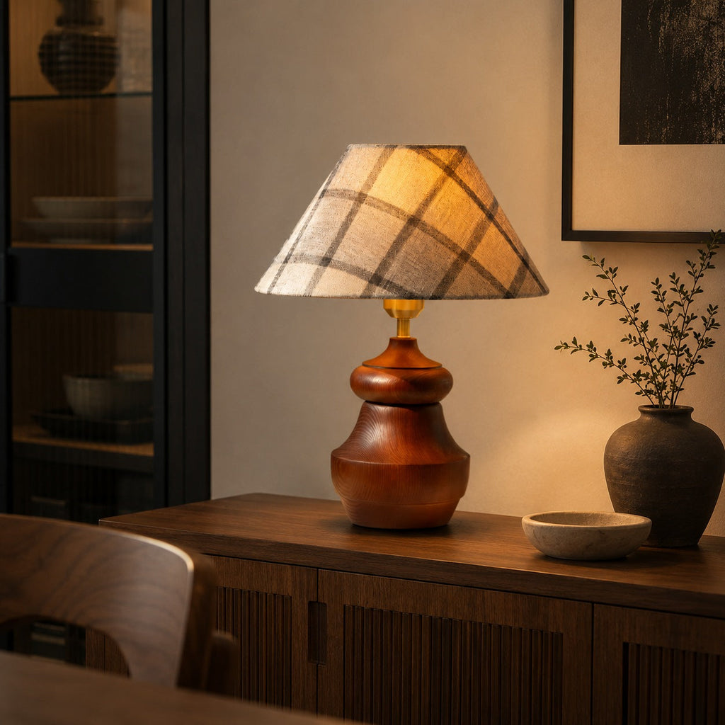 Moderne Tischlampe mit höhenverstellbarer Holzbasis und Stoffschirm für Schlafzimmer oder Schreibtisch | ribuella
