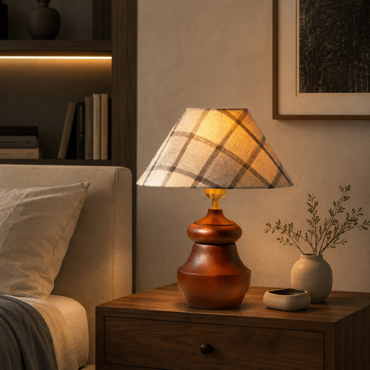Moderne Tischlampe mit höhenverstellbarer Holzbasis und Stoffschirm für Schlafzimmer oder Schreibtisch | ribuella