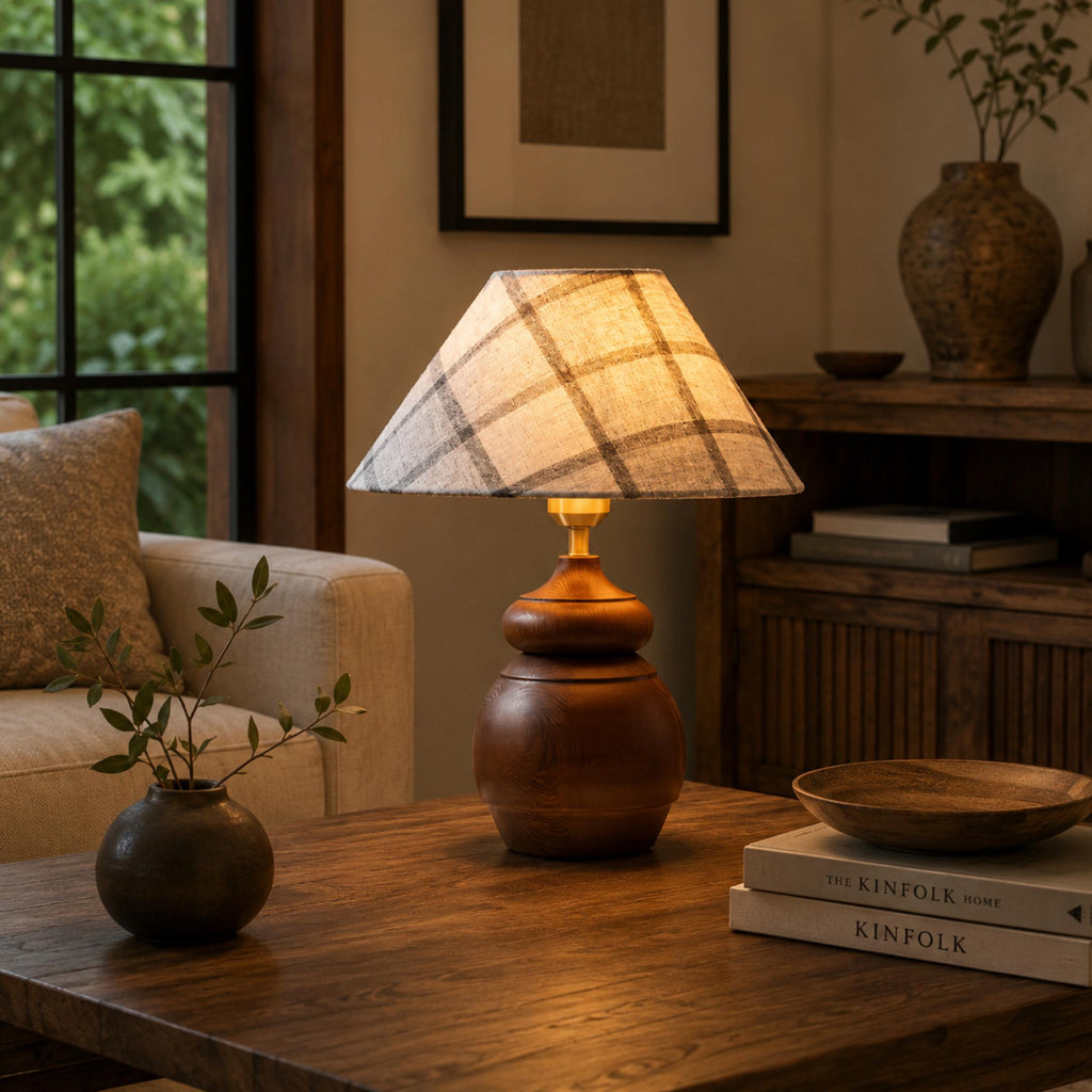 Moderne Tischlampe mit höhenverstellbarer Holzbasis und Stoffschirm für Schlafzimmer oder Schreibtisch | ribuella