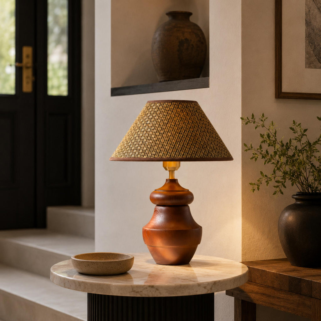 Moderne Tischlampe mit höhenverstellbarer Holzbasis und Stoffschirm für Schlafzimmer oder Schreibtisch | ribuella