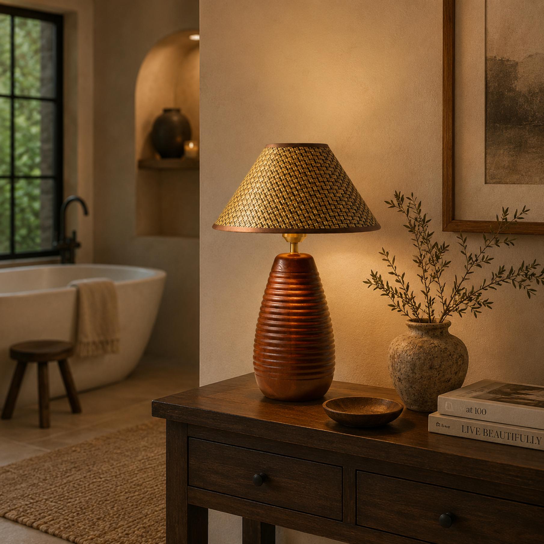 Moderne Tischlampe mit höhenverstellbarer Holzbasis und Stoffschirm für Schlafzimmer oder Schreibtisch | ribuella