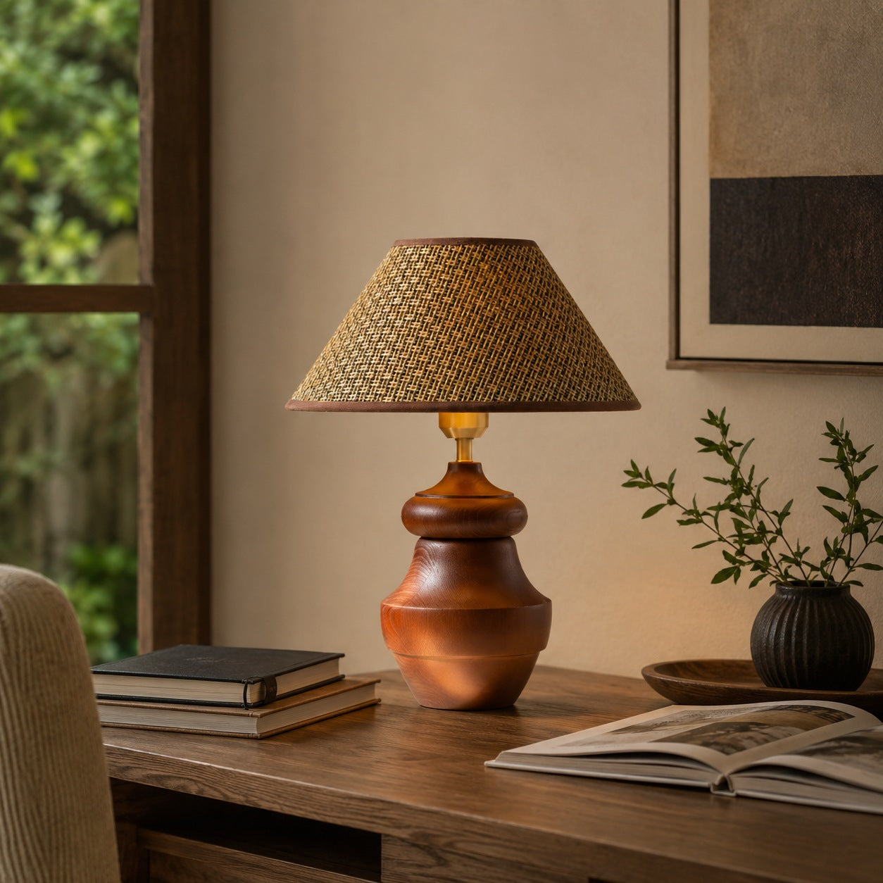 Moderne Tischlampe mit höhenverstellbarer Holzbasis und Stoffschirm für Schlafzimmer oder Schreibtisch | ribuella