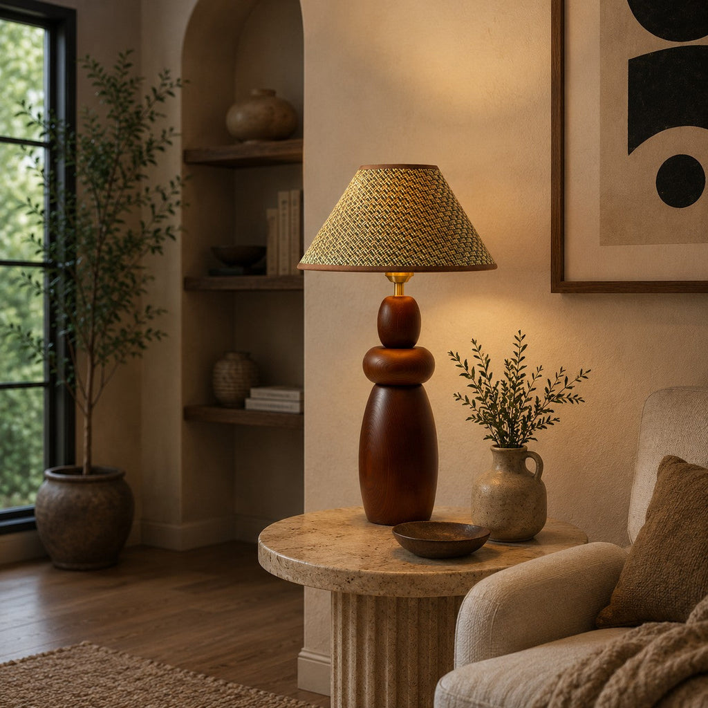 Moderne Tischlampe mit höhenverstellbarer Holzbasis und Stoffschirm für Schlafzimmer oder Schreibtisch | ribuella