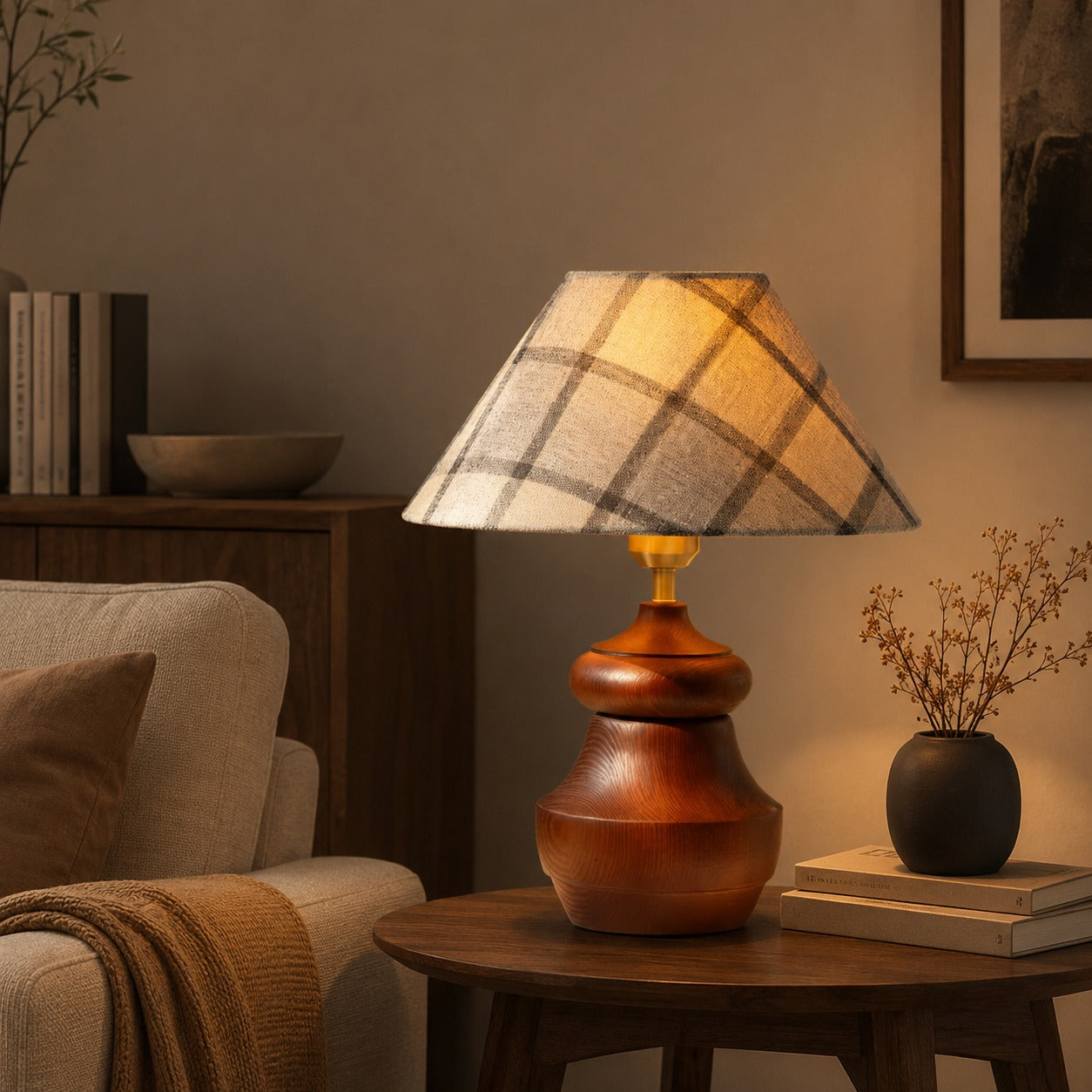 Moderne Tischlampe mit höhenverstellbarer Holzbasis und Stoffschirm für Schlafzimmer oder Schreibtisch | ribuella