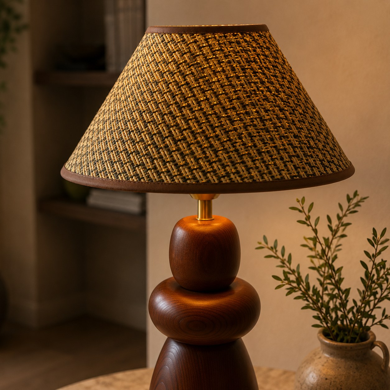 Moderne Tischlampe mit höhenverstellbarer Holzbasis und Stoffschirm für Schlafzimmer oder Schreibtisch | ribuella