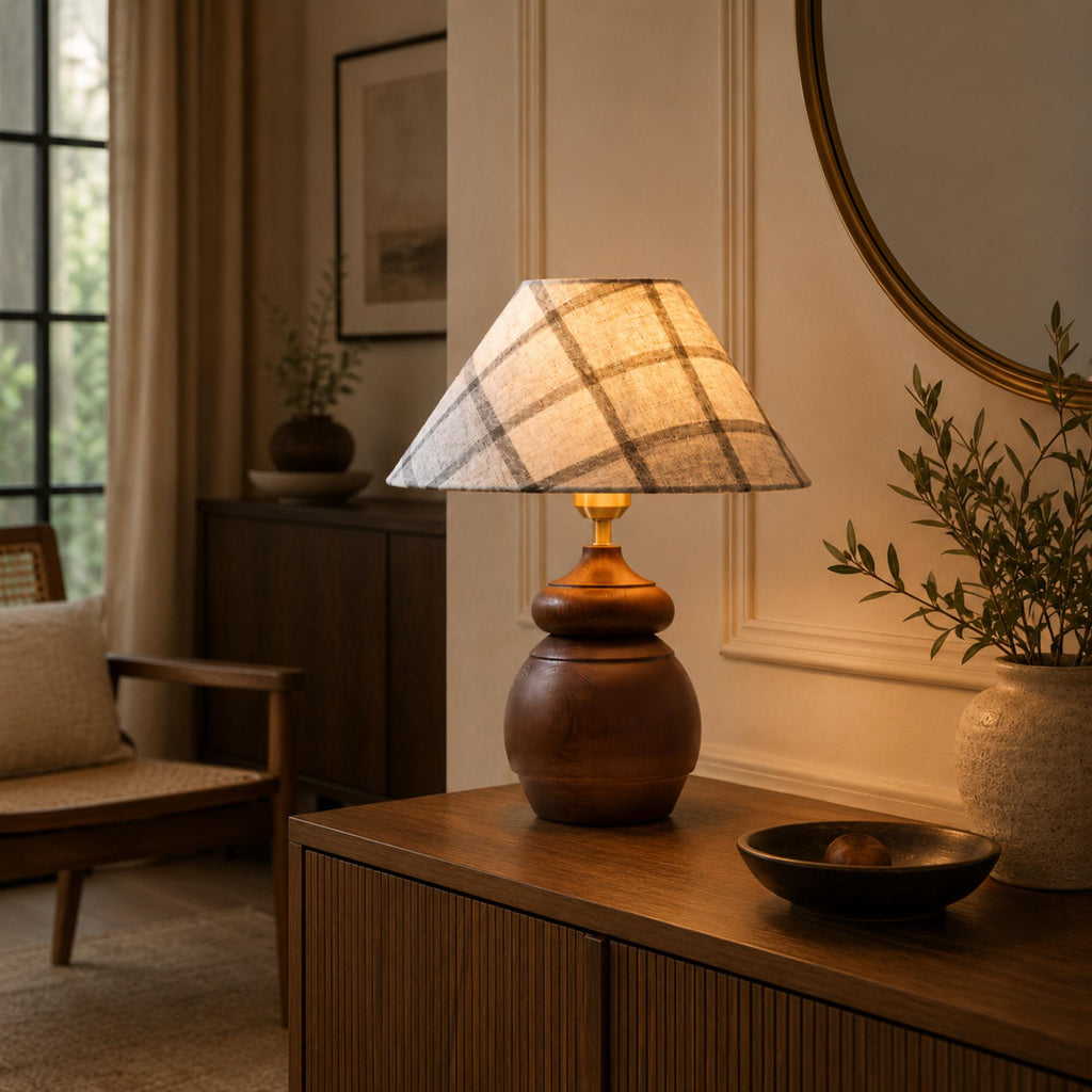 Moderne Tischlampe mit höhenverstellbarer Holzbasis und Stoffschirm für Schlafzimmer oder Schreibtisch | ribuella