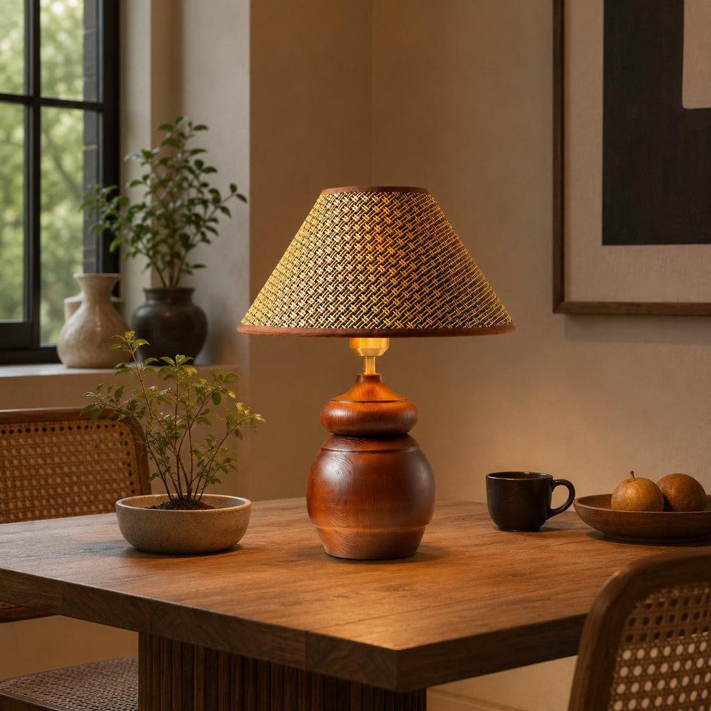 Moderne Tischlampe mit höhenverstellbarer Holzbasis und Stoffschirm für Schlafzimmer oder Schreibtisch | ribuella