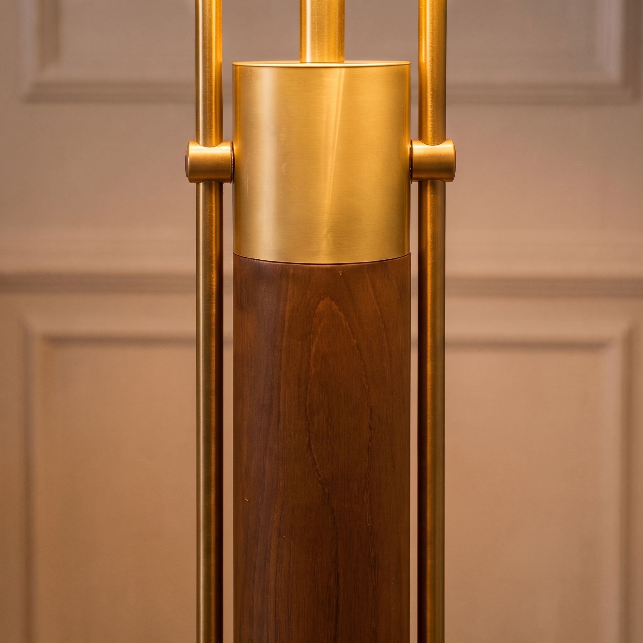 Moderne Tischlampe mit Stoffschirm und Korpus aus Massivholz für den Innenbereich, LED-kompatibel | ribuella