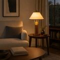 Moderne Tischlampe mit Stoffschirm und Korpus aus Massivholz für den Innenbereich, LED-kompatibel | ribuella