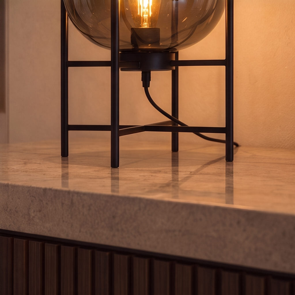 Lampada da tavolo moderna con paralume in vetro soffiato a mano e base in metallo, compatibile con lampadine LED, per camera da letto e ufficio | ribuella
