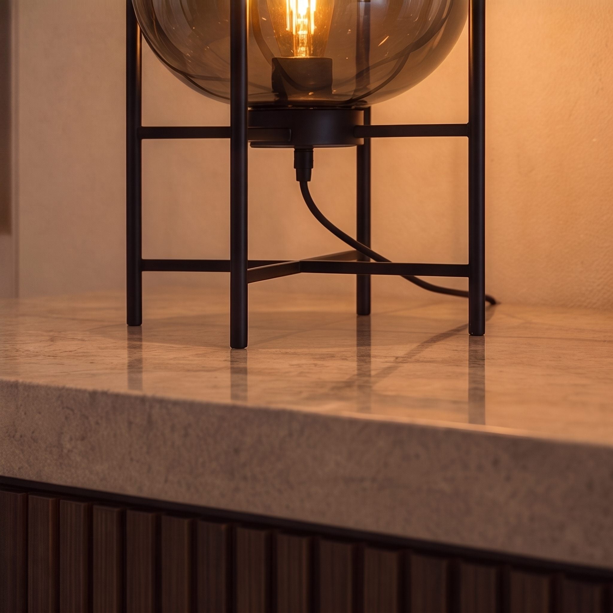 Lampada da tavolo moderna con paralume in vetro soffiato a mano e base in metallo, compatibile con lampadine LED, per camera da letto e ufficio | ribuella